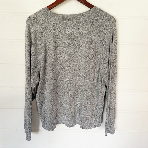 EUC PINK VICTORIA'S SECRET GRAY PULLOVER LONG SLEEVE TOP
SIZE MEDIUM - Picture 9 of 9